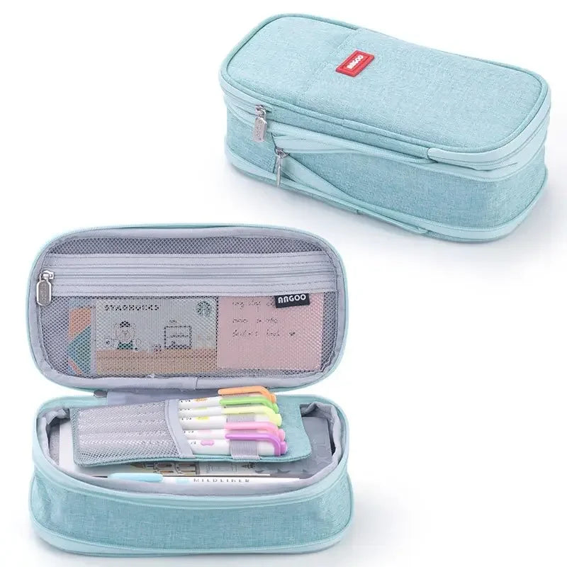 Une trousse à crayons en toile bleu clair avec une fermeture éclair et une pochette assortie à fermeture éclair.