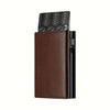 Braun-Leder-Minimalistische Pop-up-Kreditkarten-Wallet mit schwarzer Karte sichtbar.