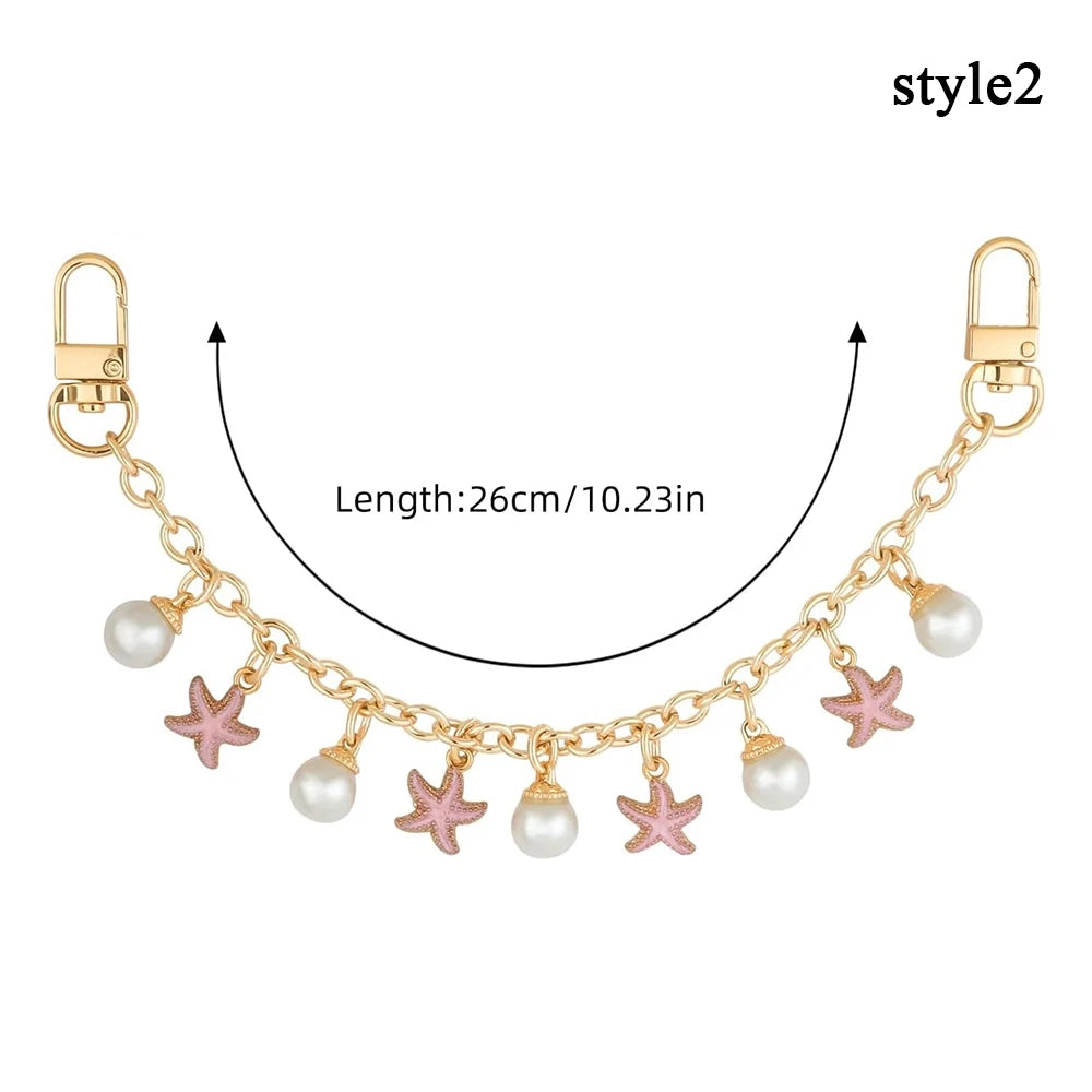 Accesorio de bolso dorado con cadena, corazones de esmalte y adornos de flor de cerezo.