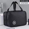 Schwarze Doppelgroße Make-up-Organizertasche mit Schulterriemen auf weißem Untergrund.