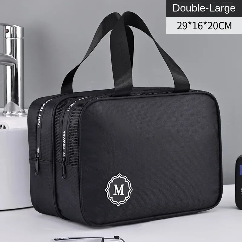 Schwarze Doppelgroße Make-up-Organizertasche mit Schulterriemen auf weißem Untergrund.