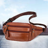 Un sac à taille pour homme en cuir véritable marron posé sur une surface carrelée grise.