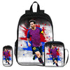 Schwarzer Rucksack mit Fußballspieler-Grafik vorne und einer begleitenden Tasche.