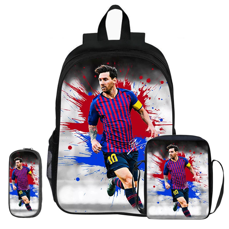 Schwarzer Rucksack mit Fußballspieler-Grafik vorne und einer begleitenden Tasche.