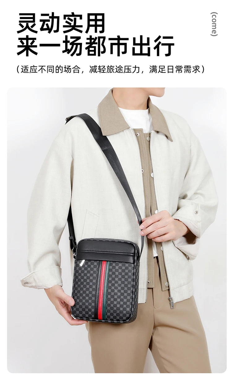 Un hombre viste una chaqueta beige y lleva un bolso cruz a cuadros negros.