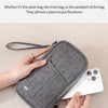 Cartera de pasaporte gris con bloqueo RFID guardando un smartphone blanco.