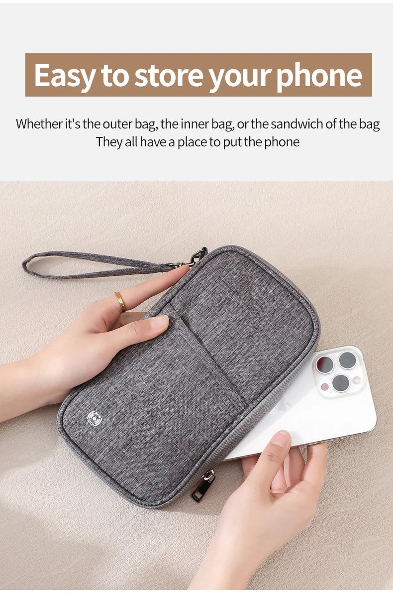Cartera de pasaporte gris con bloqueo RFID guardando un smartphone blanco.