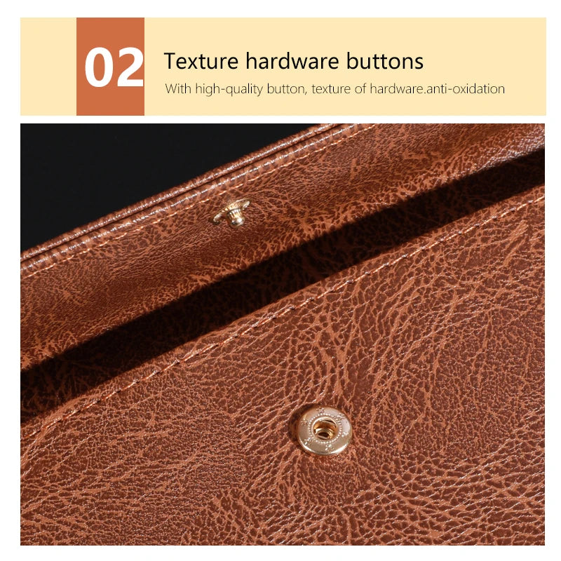 Gros plan sur la texture du cuir marron avec des boutons de quincaillerie sur un porte-billets.