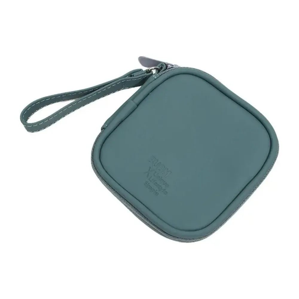 Bolsa de tela color verde azulado con cremallera y correa para guardar auriculares.