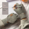 Eine Hand mit warmen Strickfingerless-Handschuhen hält einen Stift über Papier mit Linien.