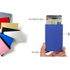 Tarjeta de crédito e identificación delgada azul junto a varias tarjetas de colores, mostrando su capacidad para guardar 5-6 