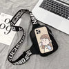 Schwarze Leinwandtasche mit weißer Aufschrift und Handyhülle auf grauem Stoff neben einem Laptop.