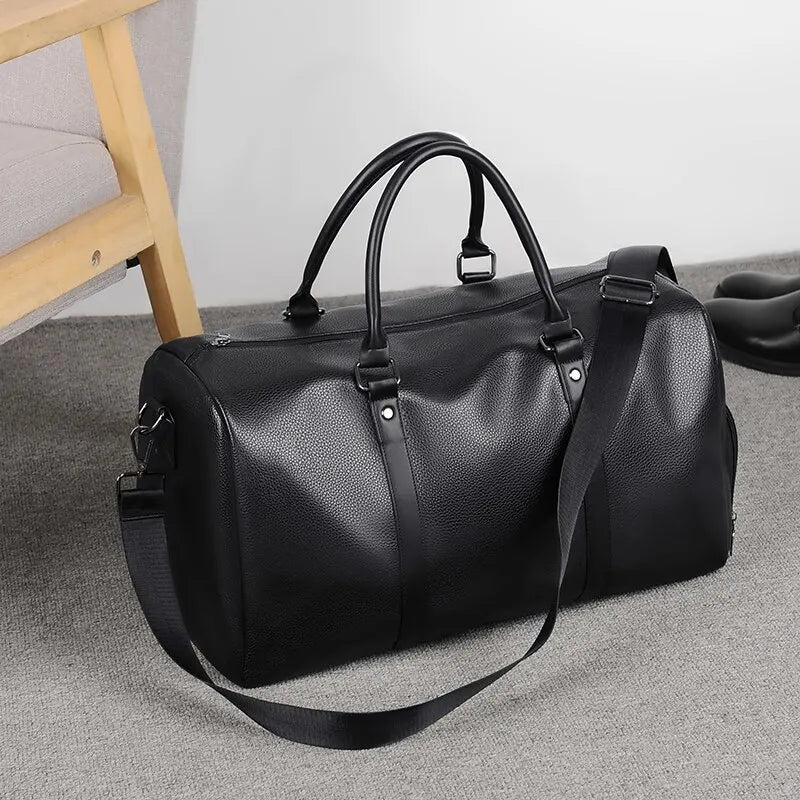 Bolsa de viaje retro negra de cuero PU sobre una alfombra gris.