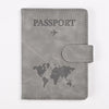 Graues Leder-Reisepass-Wallet mit Weltkarten-Design.