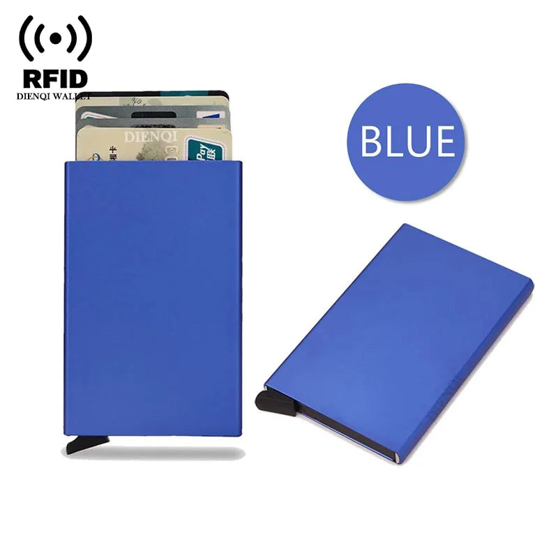 Tarjeta de crédito e identificación delgada azul con billetera y ventana transparente para tarjetas.