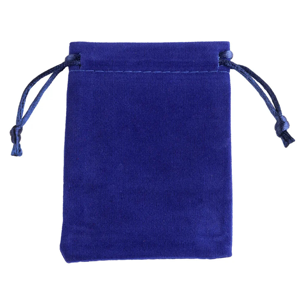 Bolsa de regalo de terciopelo azul oscuro con cordones deshilachados y cuerdas atadas.