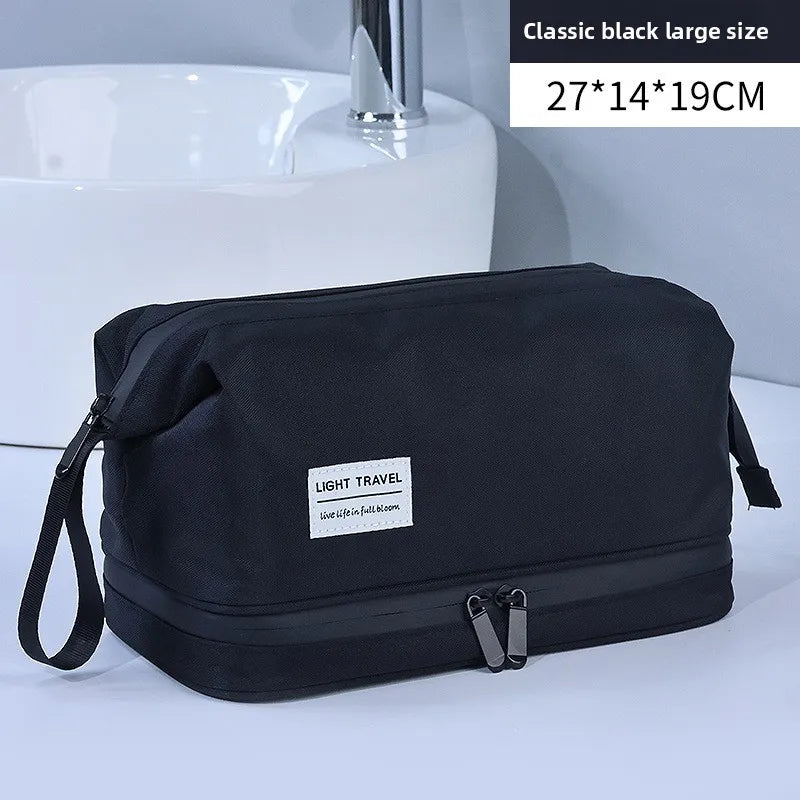 Klassische schwarze große Kosmetiktasche neben einer weißen Spüle.