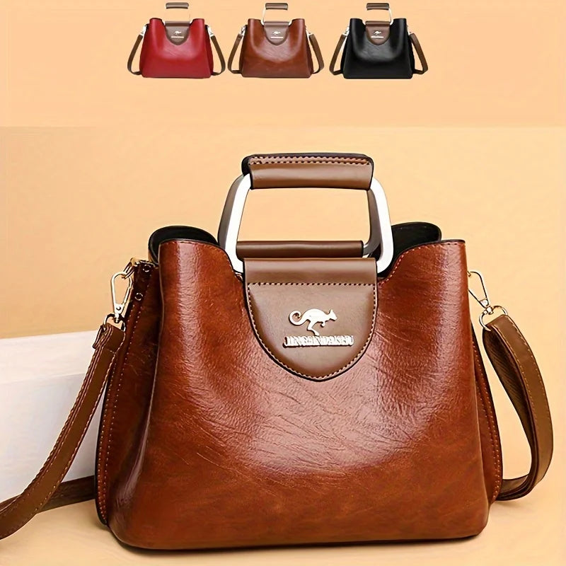 Sac bandoulière vintage en cuir marron avec plusieurs poches et quincaillerie argentée.