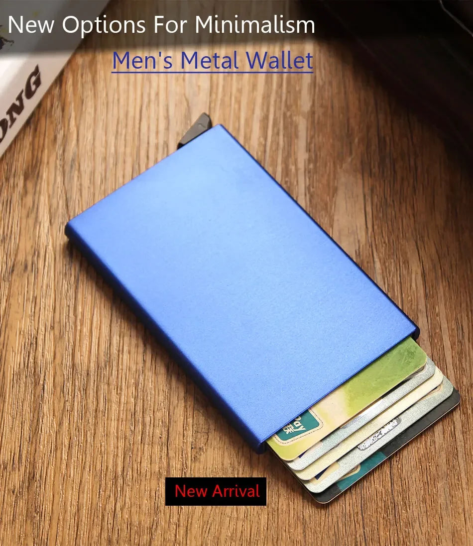 Cartera delgada de metal azul abierta, mostrando tarjetas de crédito y una identificación, sobre una superficie de madera.