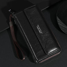 Cartera de licra negra para hombre con cierre y correa marrón, mostrada sobre una superficie oscura.