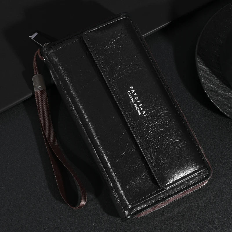 Portefeuille à fermeture éclair noir pour homme en PU avec une sangle marron, sur une surface sombre.