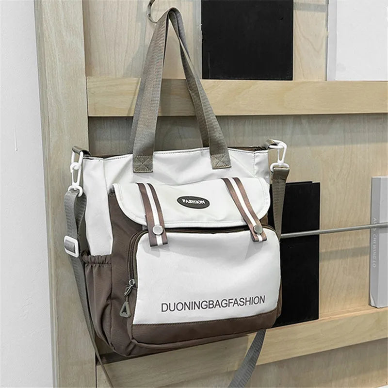 Beige und braune Nylon-Korbtasche mit gepolsterten Trägern auf einem Holzregal.