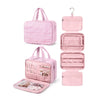 Sac organisateur cosmétique portable rose, montré sous diverses formes comme pochette matelassée et étui ouvert à suspendre.