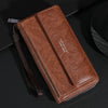 Portefeuille pochette à fermeture éclair en cuir marron pour homme, posé sur une surface sombre.