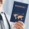 Funda de pasaporte de cuero azul oscuro con estampado en foil dorado de un mapa mundial y la palabra PASAPORTE.