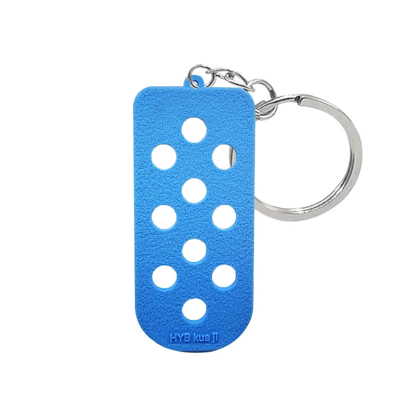 Porte-clés de chaussure en silicone bleu vif avec anneau argenté.