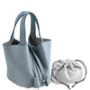 Helles blaues Leder-Bucket-Bag mit Reißverschluss und passender Schnurtasche.