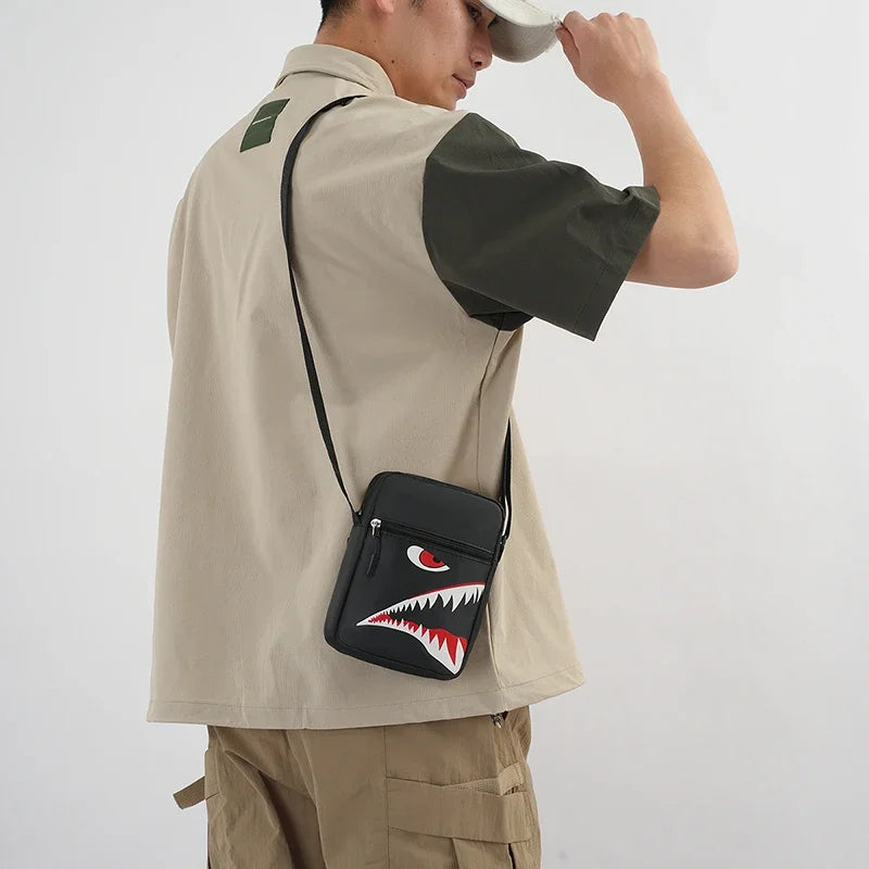 Une personne portant un haut beige et un pantalon camel tient une pochette de téléphone noire avec motif crocodile.