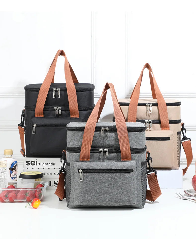 Un juego de tres bolsas térmicas duraderas para picnic en colores negro, gris y beige con correas marrones.