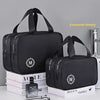Schwarze Nass-Trocken-Make-up-Organizer-Tasche mit Henkel auf Stapel weißer Kartons