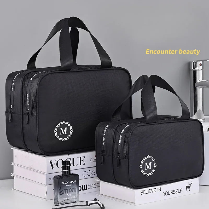 Schwarze Nass-Trocken-Make-up-Organizer-Tasche mit Henkel auf Stapel weißer Kartons