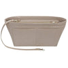 Bolsa de cosméticos de fieltro beige claro con cremallera y correa, diseñada para organizar bolsos.