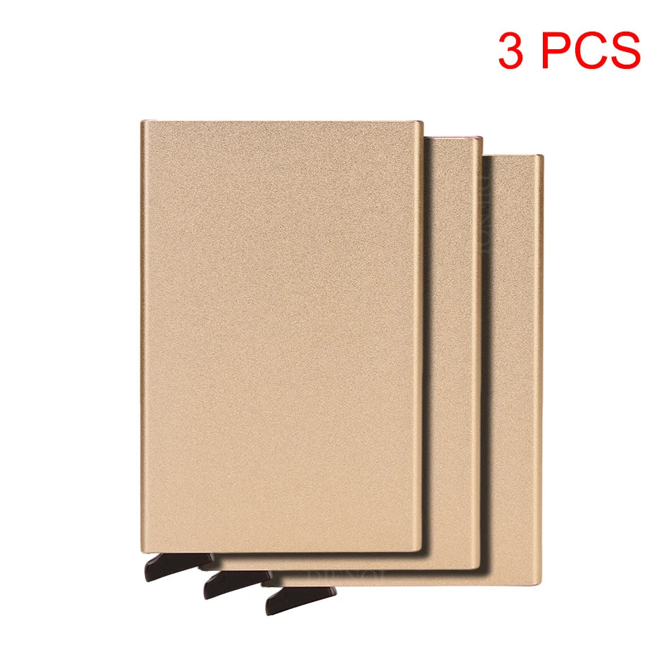 Tres carteras de tarjetas RFID de color beige y credenciales apiladas.