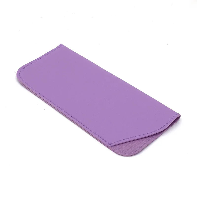 Estuche o bolsa de gafas de cuero PU morado, mostrada a plano.