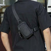 Schwarze Herren-Crossbody-Messenger-Tasche, getragen über die Schulter.
