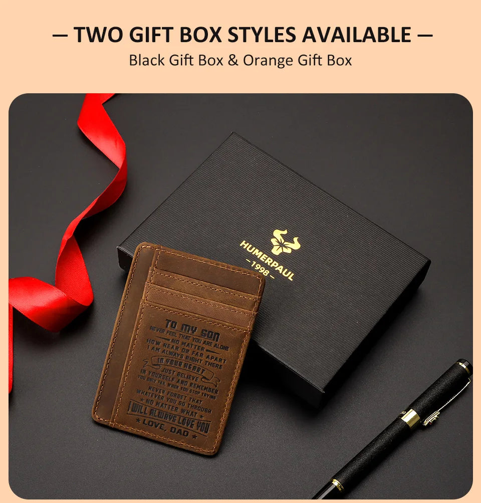 Une boîte cadeau noire et une boîte cadeau orange sont affichées à côté d'un porte-cartes en cuir marron et d'un stylo noir.