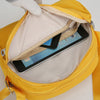 Gelbe Nylon-Crossbody-Tasche geöffnet, zeigt ein Smartphone darin.