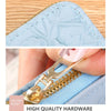 Primer plano de una billetera de tarjeta de cuero sintético azul claro con estampado floral, herrajes dorados y un detalle de