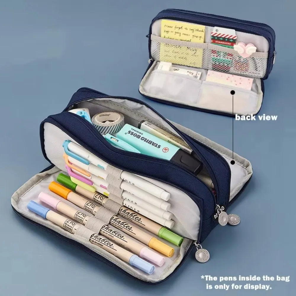 Une trousse à crayons bleu marine à plusieurs compartiments ouverte, montrant divers stylos et crayons à l'intérieur.