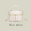 Mini sac bandoulière matelassé crème pâle avec quincaillerie dorée et une bretelle à chaîne.