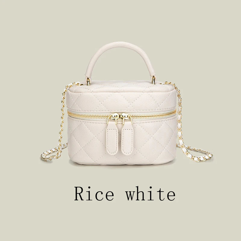 Mini sac bandoulière matelassé crème pâle avec quincaillerie dorée et une bretelle à chaîne.