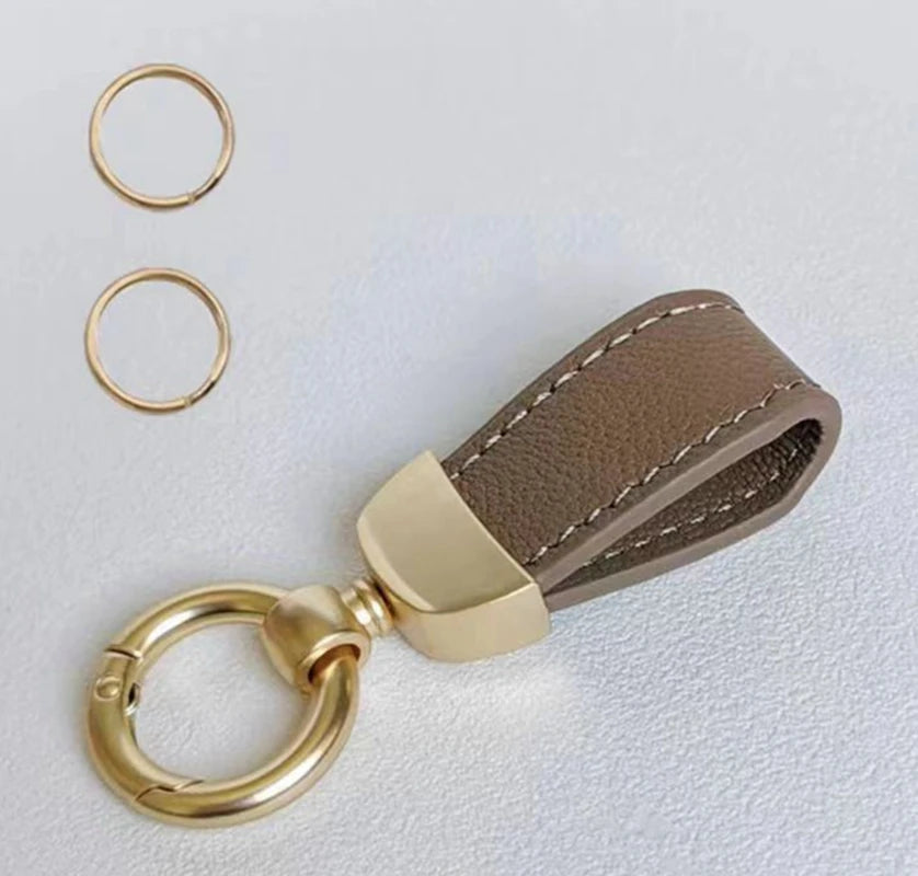 Echtes Leder-Schafehhaut-Auto-Schlüsselanhänger mit goldfarbener Schnalle und Lederriemen.