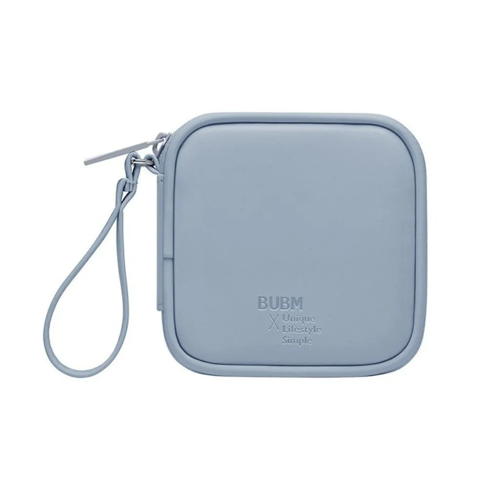 Estuche portátil multifuncional de auriculares azul claro con correa.