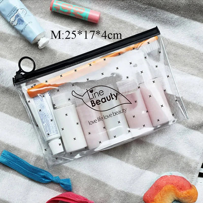 Bolsa de almacenamiento cosmético transparente llena de productos de belleza como lociones y cremas sobre un paño a rayas.