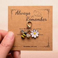 Clé portail en carte marron fait main avec abeille et fleur dorées, texte : Always Remember.