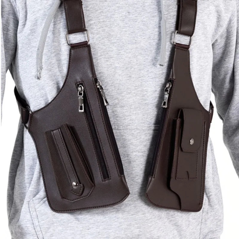 Dunkelbraune Kunstleder-Umhängetasche mit Geldbörsenfache, getragen an einem grauen Hoodie.
